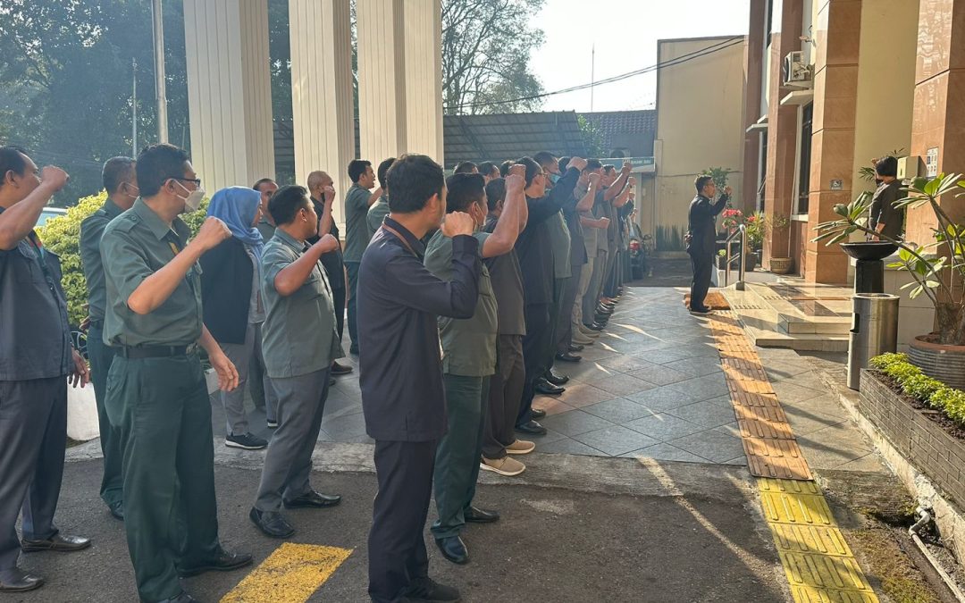 Kegiatan Apel Pagi yang dipimpin oleh Wakil Ketua PTUN Bandung