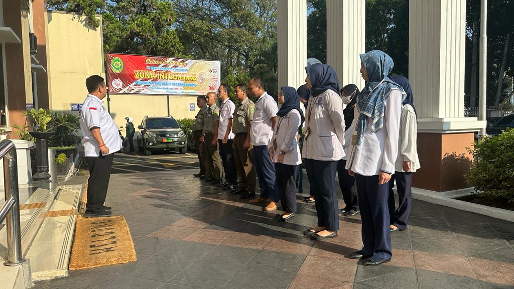 Wilujeng Enjing bersama Petugas PTSP, Petugas Keamanan dan PPNPN PTUN Bandung